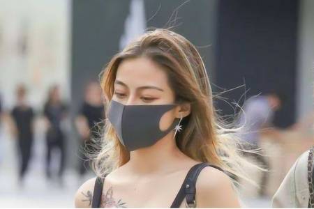 女生長時間戴口罩導(dǎo)致長痘，專家告訴你預(yù)防和治療的方法