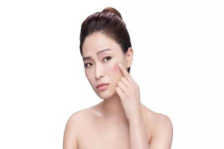 化妝后戴口罩對皮膚有傷害嗎？戴口罩復工也不要忘記護膚