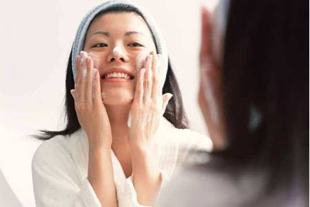 白醋洗臉的四個好處,用白醋洗臉的正確清潔方法-易網(wǎng)健康<a href=http://www.gyfww.com/jkys/ target=_blank class=infotextkey>養(yǎng)生</a>網(wǎng) 白醋洗臉的四個好處,用白醋洗臉的正確清潔方法