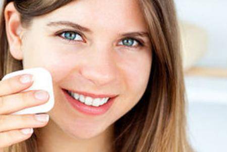 去黑頭粉刺妙招屢試有好效果 什么樣的膚質容易有黑頭-易網<a href=http://www.gyfww.com/ target=_blank class=infotextkey>健康養生</a>網 去黑頭粉刺妙招屢試有好效果 什么樣的膚質容易有黑頭