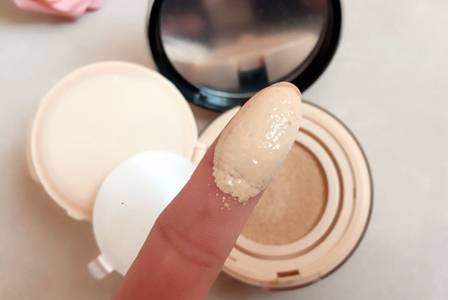 網(wǎng)絡(luò)語卡粉是什么意思？女生化妝總是卡粉的四大原因