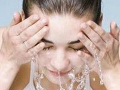 孕婦使用水楊酸的化妝品的危害 孕期祛痘的四個(gè)方法