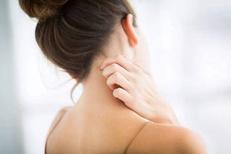 后背長痘痘是什么原因,女生后背祛痘最有效的方法-易網健康<a href=http://www.gyfww.com/jkys/ target=_blank class=infotextkey>養生</a>網 后背長痘痘是什么原因,女生后背祛痘最有效的方法