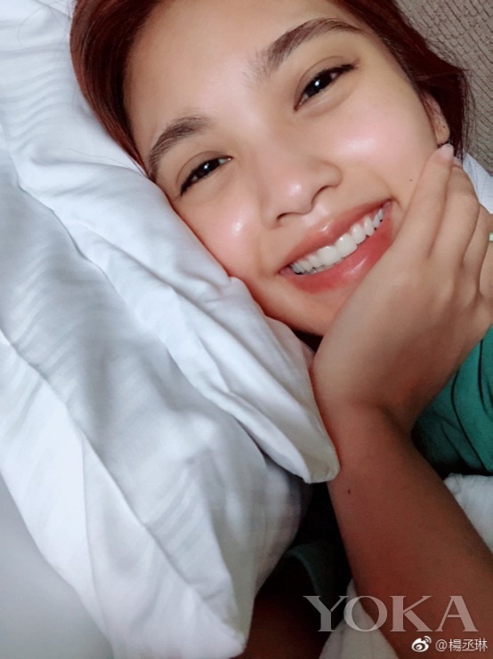 看起來毫不費力的少女感， 離不開“黑精靈”的雕琢