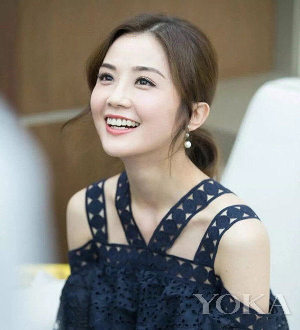 看起來毫不費力的少女感， 離不開“黑精靈”的雕琢