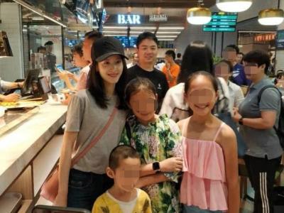 網友偶遇章澤天劉強東 奶茶妹妹素顏甜笑少女肌贏了！