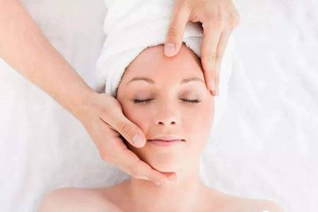 女生皮膚去角質(zhì)的正確方法，清潔角質(zhì)煥發(fā)白皙亮顏