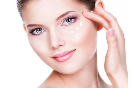 女生一套護膚品的使用順序，精華眼霜的正確順序不能弄錯