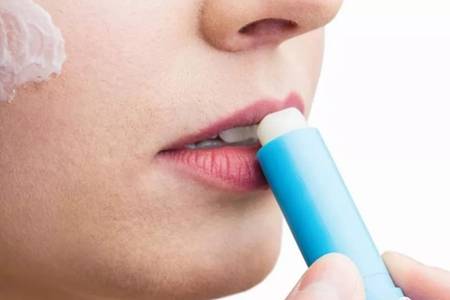 嘴唇干裂脫皮怎么辦，六個(gè)潤唇方法養(yǎng)護(hù)嬌嫩嘴唇