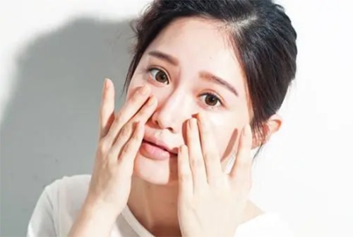 化妝水如何使用你還要抽臉擦抹嗎-易網健康<a href=http://www.gyfww.com/jkys/ target=_blank class=infotextkey>養生</a>網 化妝水如何使用你還要抽臉擦抹嗎