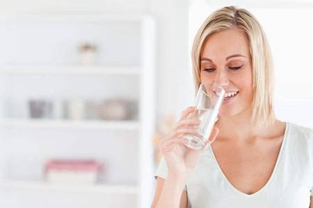 嘴唇干裂脫皮怎么辦，六個(gè)潤唇方法養(yǎng)護(hù)嬌嫩嘴唇