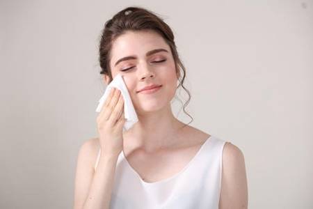 女性面部脂溢性皮炎怎么治，臉上出油多長痘注意六件事情