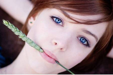 臉上起紅疙瘩怎么回事，油皮女生皮膚紅腫的護(hù)理方法