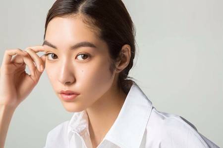 臉腫是什么原因引起的，女生早上起來臉腫怎么辦