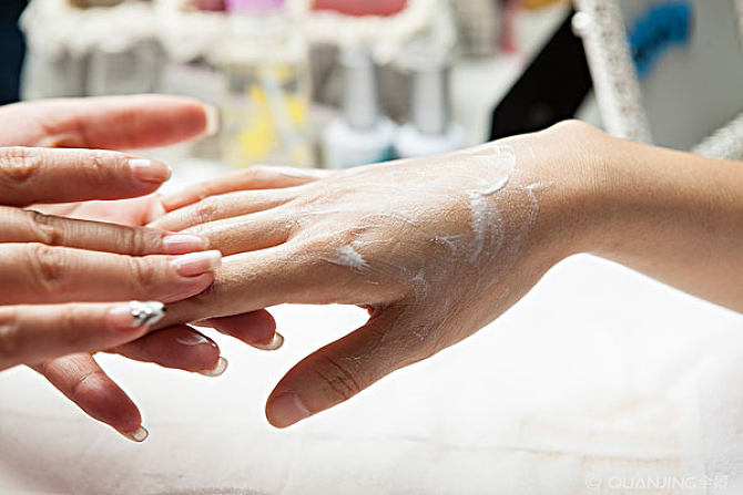 如何進(jìn)行手部保養(yǎng) 女人手部保養(yǎng)方法