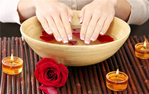 如何進(jìn)行手部保養(yǎng) 女人手部保養(yǎng)方法