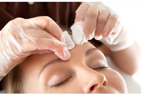 女生額頭長痘痘是什么原因，一按就痛要怎么調(diào)理