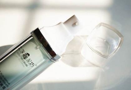 防曬和隔離哪個先用，先防曬霜然后再涂上隔離霜！