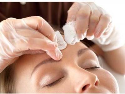 女生額頭長痘痘是什么原因，一按就痛要怎么調(diào)理