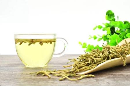 金銀花的美容功效與作用，金銀花泡水祛痘還你好皮膚