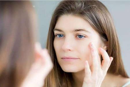 眼袋重是什么原因造成的，女性快速去除眼袋的四個方法