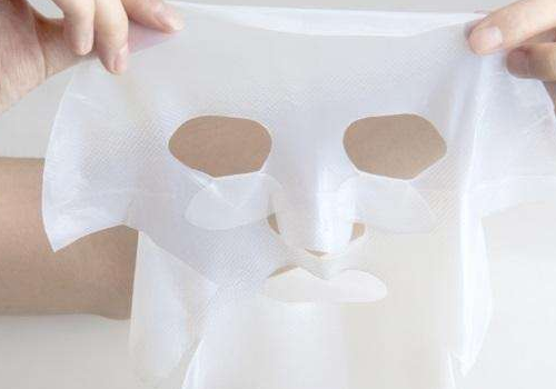 坐著敷面膜臉就下垂嗎，敷以前需不需要用爽膚水打底