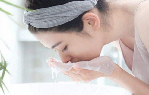 夏季用溫水洗臉好么夏季潔面用開水還是涼水