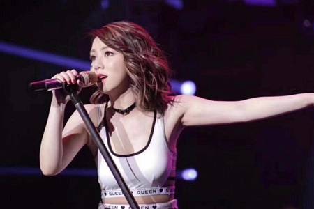 鄧紫棋如何KO都市隱形危肌  碧歐泉凍齡小藍瓶精華效果怎么樣