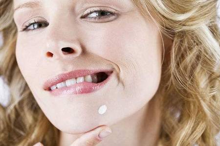 女人下巴長痘痘是什么原因  2種小方法快速消除臉上青春痘