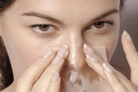 臉上經常出油用什么洗面奶  毛孔粗大臉上出油厲害的有效調理方法