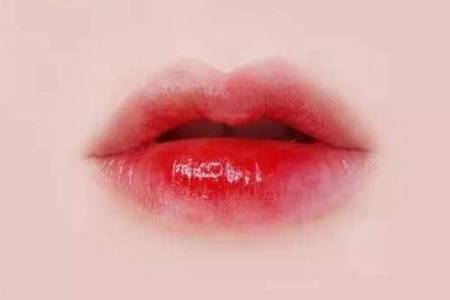 口紅怎么涂嘴唇才不干  正確涂口紅的方法一看就會