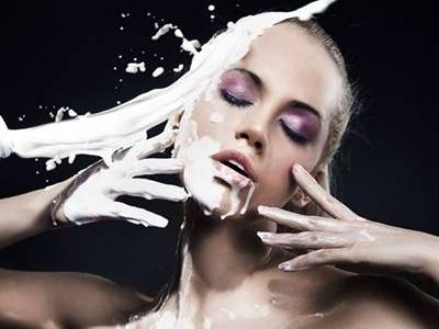 用牛奶洗臉效果如何  牛奶洗臉確實(shí)能夠祛斑美白嗎