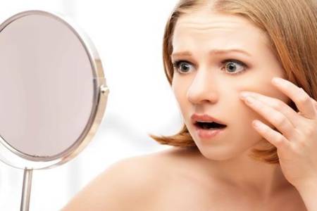 臉上長痘痘如何消除用什么藥 這3個最簡單的祛痘方法要記住-易網<a href=http://www.gyfww.com/ target=_blank class=infotextkey>健康養生</a>網 臉上長痘痘如何消除用什么藥 這3個最簡單的祛痘方法要記住