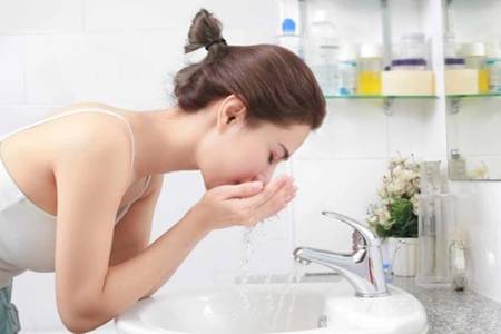 臉上長痘痘如何消除用什么藥 這3個最簡單的祛痘方法要記住-易網健康<a href=http://www.gyfww.com/jkys/ target=_blank class=infotextkey>養生</a>網 臉上長痘痘如何消除用什么藥 這3個最簡單的祛痘方法要記住