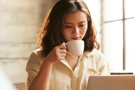 臉上長黃褐斑怎么辦?這4個調理小妙招可淡化斑點-易網健康養生網 臉上長黃褐斑怎么辦?這4個調理小妙招可淡化斑點