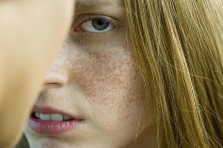 臉上長黃褐斑怎么辦?這4個調理小妙招可淡化斑點-易網健康<a href=http://www.gyfww.com/jkys/ target=_blank class=infotextkey>養生</a>網 臉上長黃褐斑怎么辦?這4個調理小妙招可淡化斑點