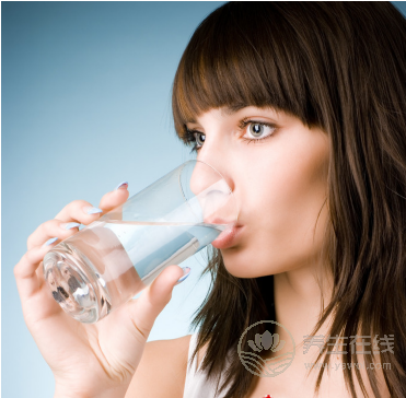 喝千滾水易中毒 六種錯(cuò)誤喝水方式減壽致命