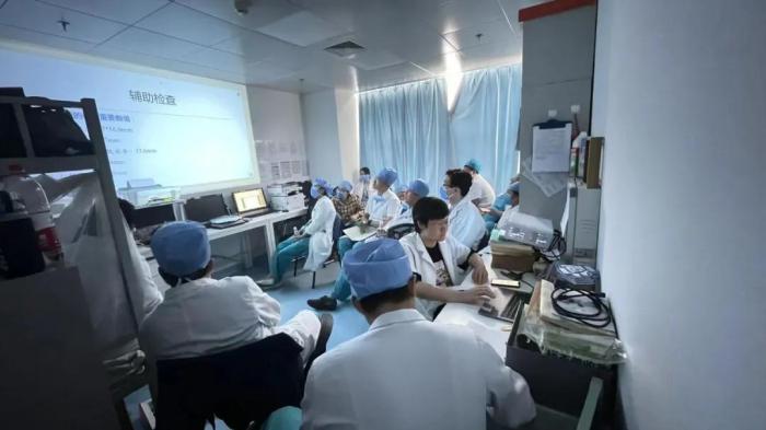 心臟長在體外！醫(yī)生合力將“外心人”嬰兒心臟歸位