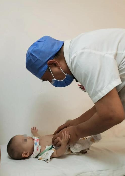 心臟長在體外！醫(yī)生合力將“外心人”嬰兒心臟歸位