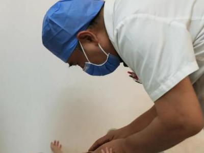 心臟長在體外！醫生合力將“外心人”嬰兒心臟歸位