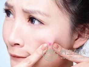 青春痘好不了反復出血竟是皮膚癌