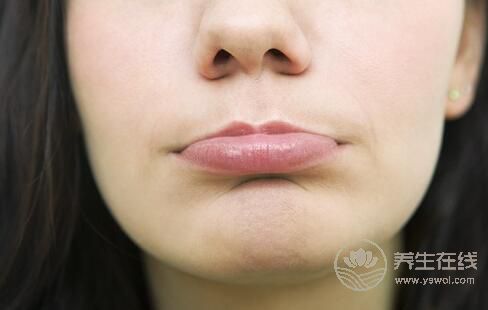 秋季如何預防噪子上火嘴唇發干