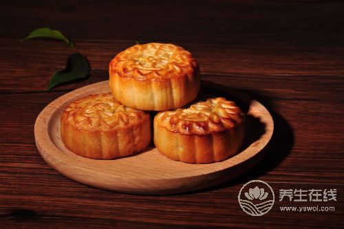 中秋節吃月餅的禁忌是什么?月餅不能和哪些食物一起吃?-易網<a href=http://www.gyfww.com/ target=_blank class=infotextkey>健康養生</a>網 中秋節吃月餅的禁忌是什么?月餅不能和哪些食物一起吃?