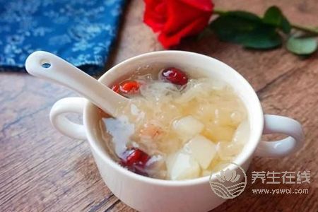 霜降有哪些養生食譜?霜降潤肺健脾的銀耳雪梨粥做法是什么?