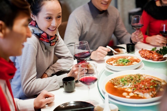 春節吃多了不消化怎么辦?胃酸胃脹速速解決-易網健康<a href=http://www.gyfww.com/jkys/ target=_blank class=infotextkey>養生</a>網 春節吃多了不消化怎么辦?胃酸胃脹速速解決