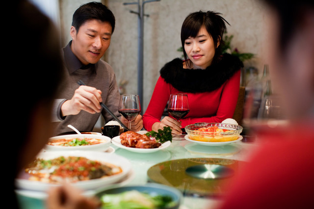 春節吃多了不消化怎么辦?胃酸胃脹速速解決-易網<a href=http://www.gyfww.com/ target=_blank class=infotextkey>健康養生</a>網 春節吃多了不消化怎么辦?胃酸胃脹速速解決