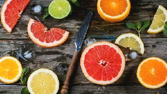 冬季吃什么補(bǔ)水護(hù)膚?水果蔬菜、食療方法-易網(wǎng)<a href=http://www.gyfww.com/ target=_blank class=infotextkey>健康養(yǎng)生</a>網(wǎng) 冬季吃什么補(bǔ)水護(hù)膚?水果蔬菜、食療方法