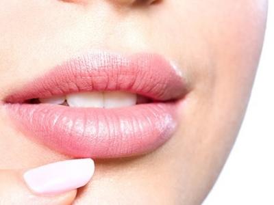 冬天嘴唇干裂流血？4個原因快來看