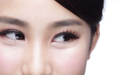 驚!眼部美容小心誘發(fā)眼病 紋眼線 眼睛按摩 貼假睫毛 角膜潰瘍 紋眉