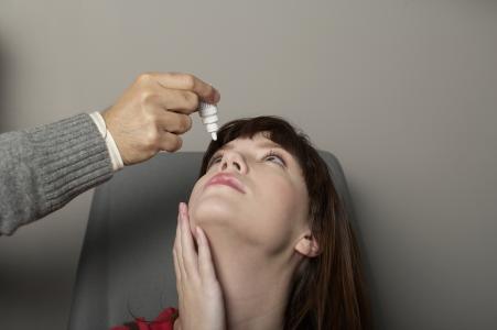 眼睛干澀滴眼藥水為何越滴越干？